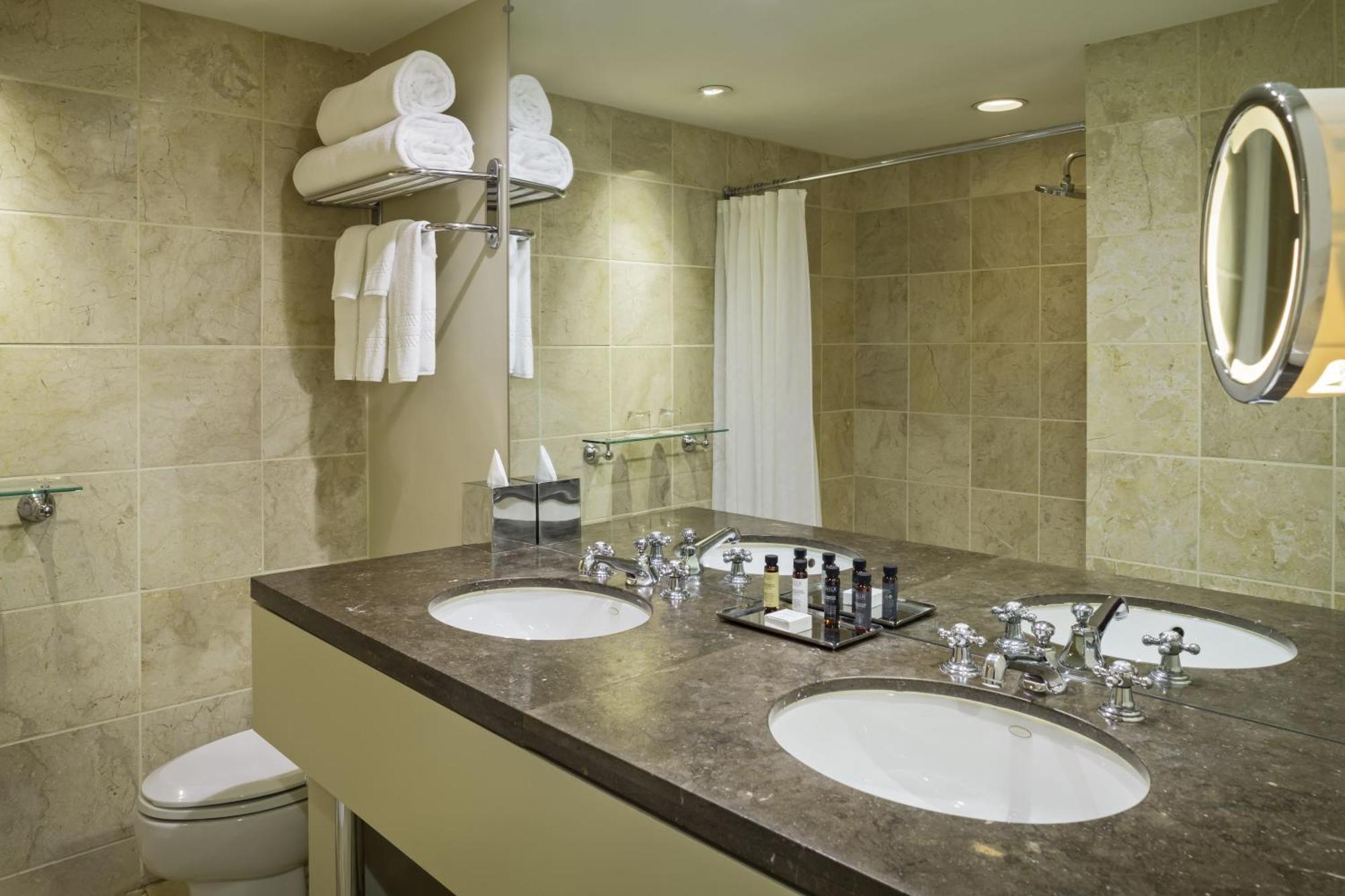 Petite One Queen Room