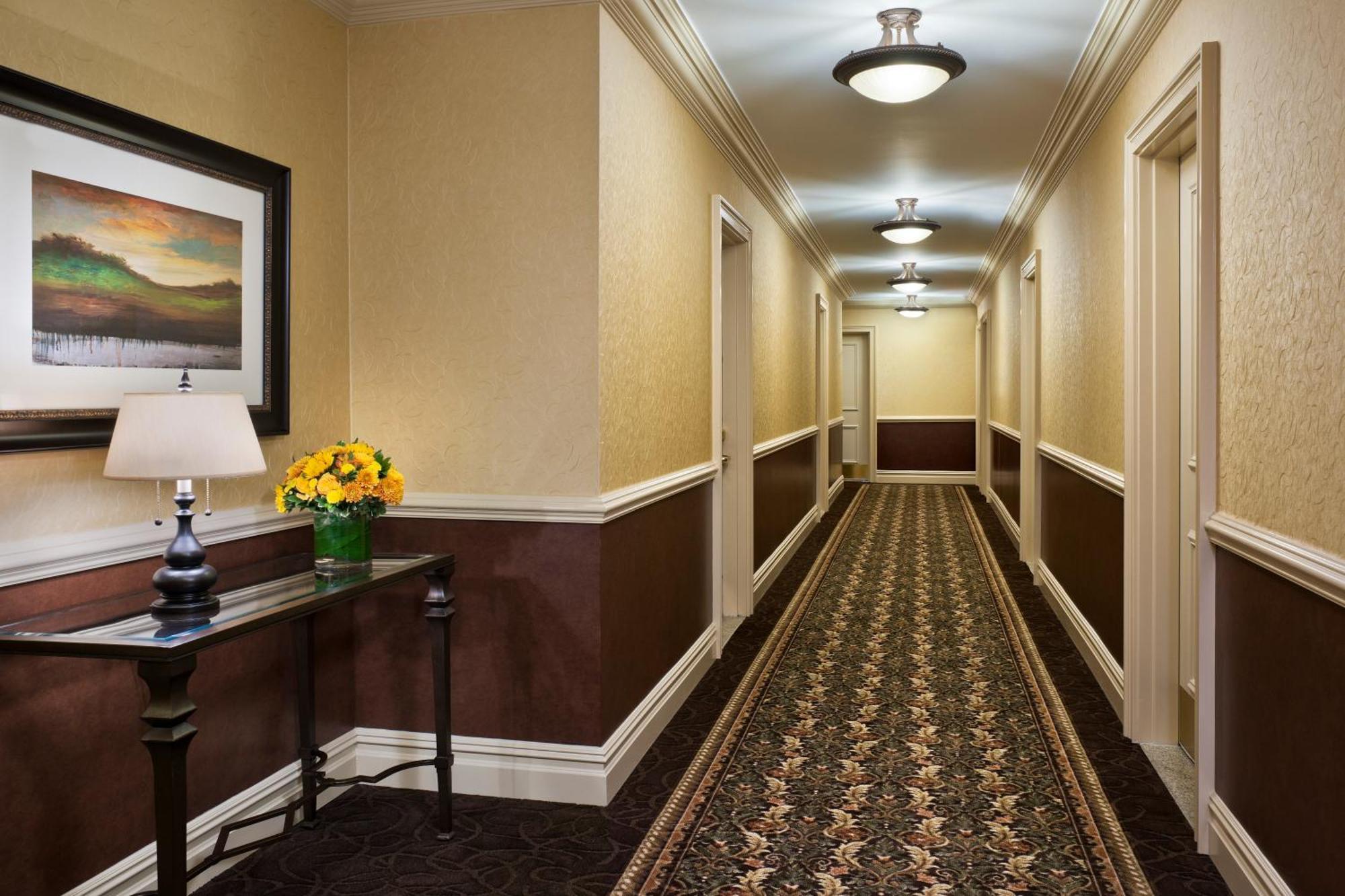 Deluxe Queen Suite