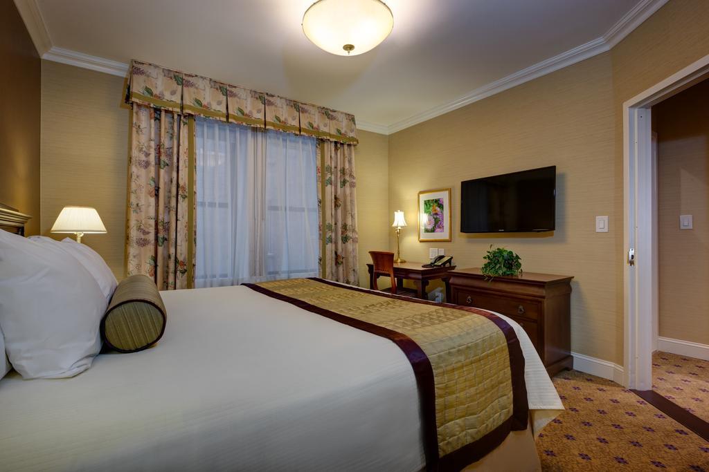 Deluxe One-Bedroom Suite