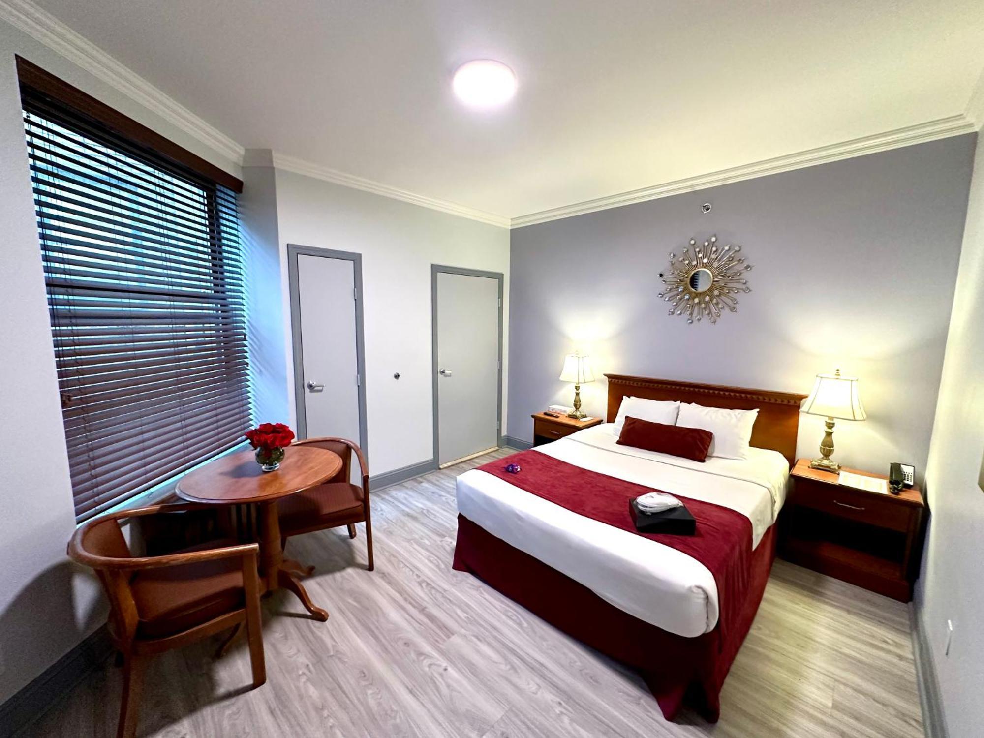 One Queen Bed Room, Accessible