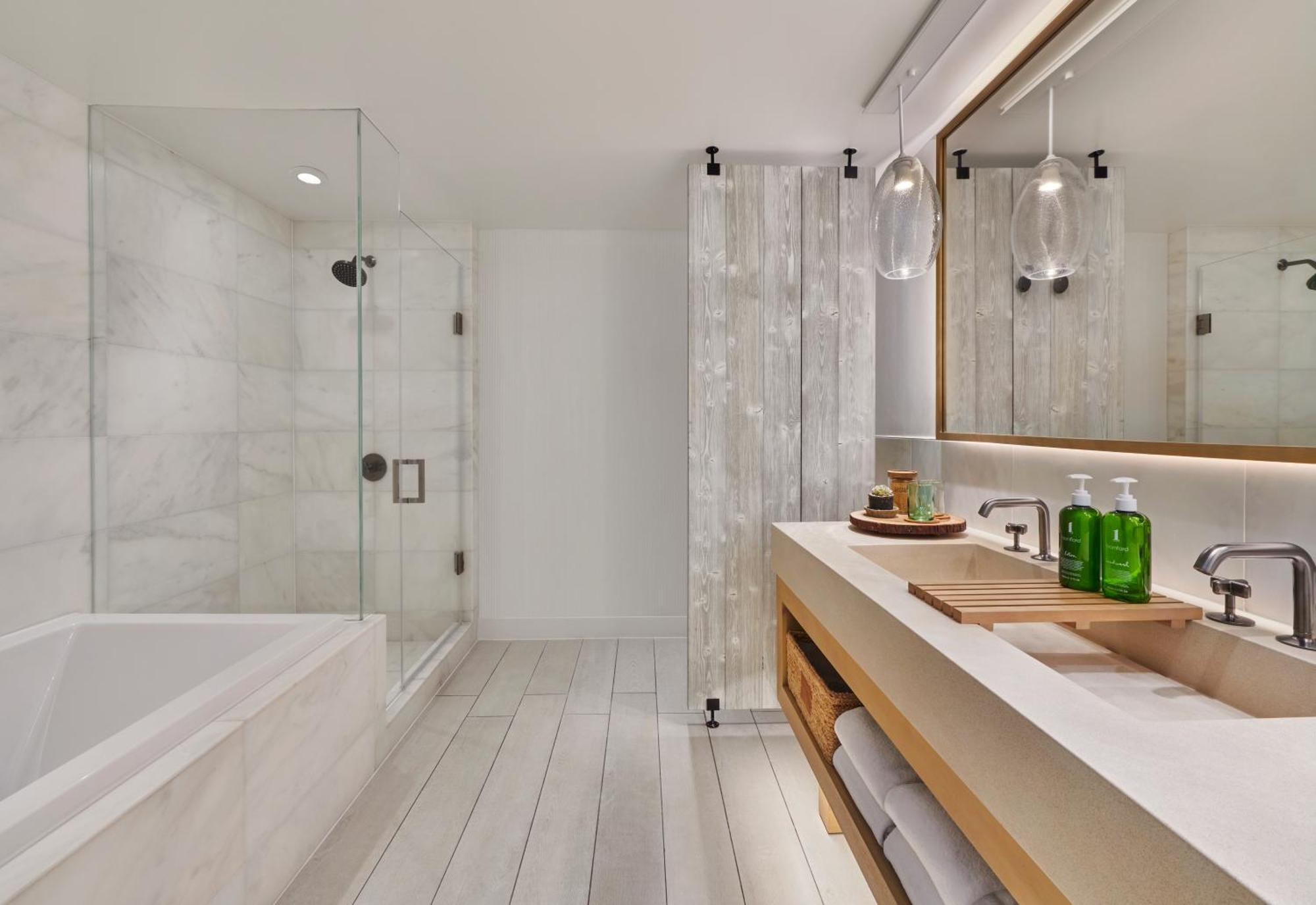 One-Bedroom King Suite with Balcony and City View,1615684859:JPEG