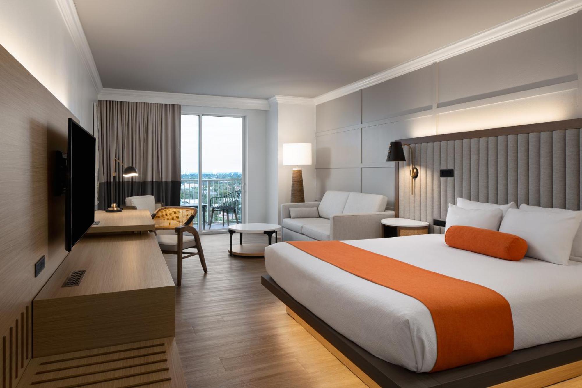 Junior Suite Corner Balcony City View 1 King