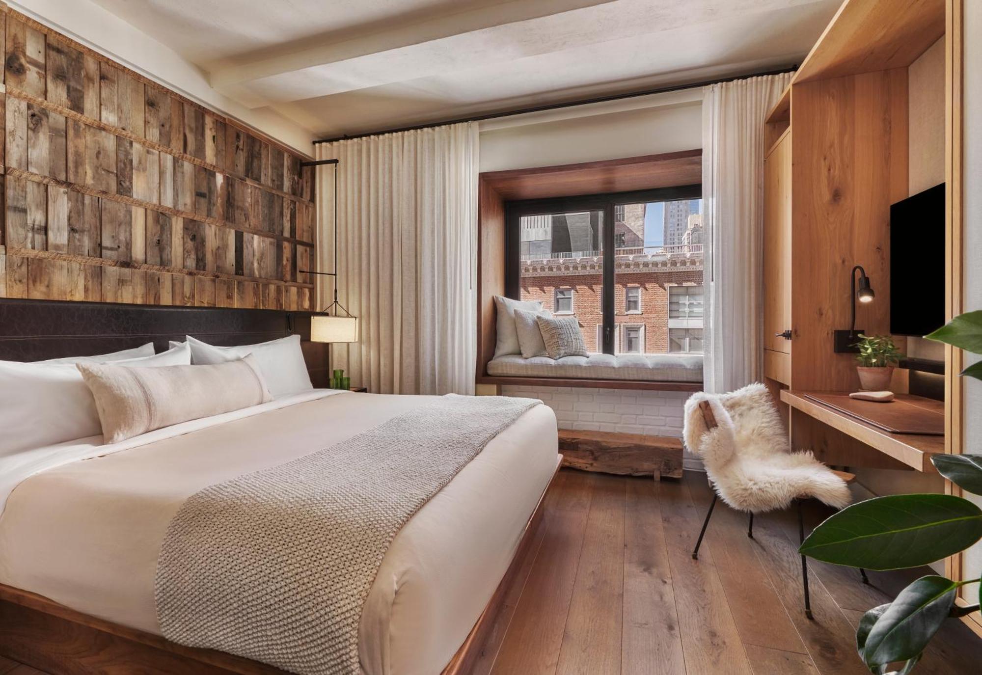 Deluxe King Room with City View