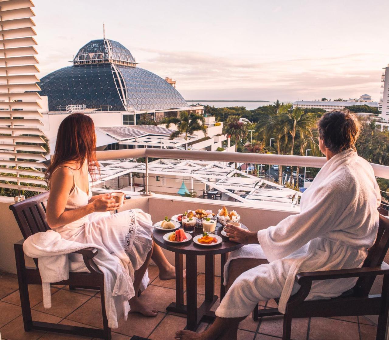 Deluxe Room with 1 King Size Bed and Spa Bath - Pool View with one drink voucher